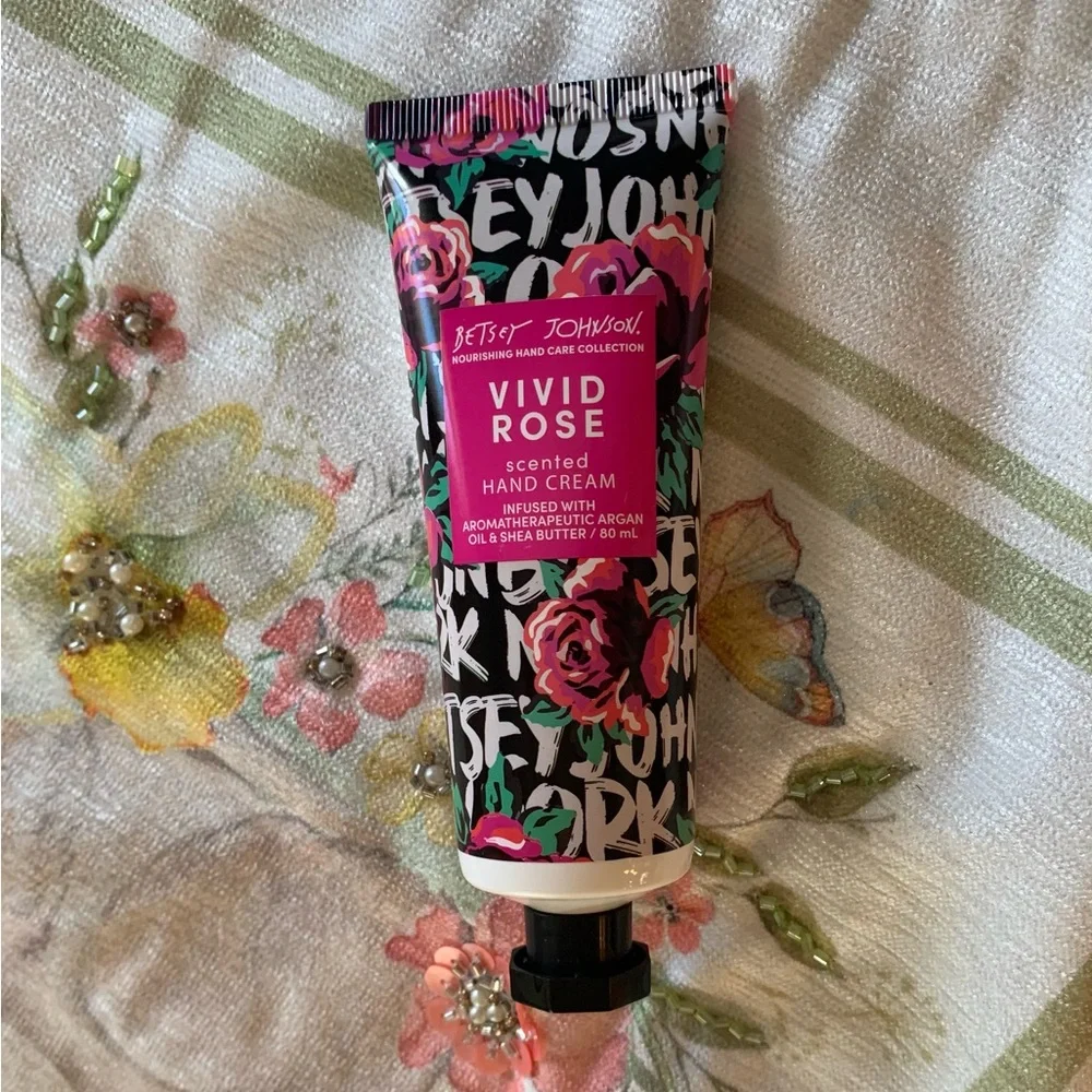 Betsey Johnson Vivid Rose Scented Hand Cream 80ml - Picture 1 of 6